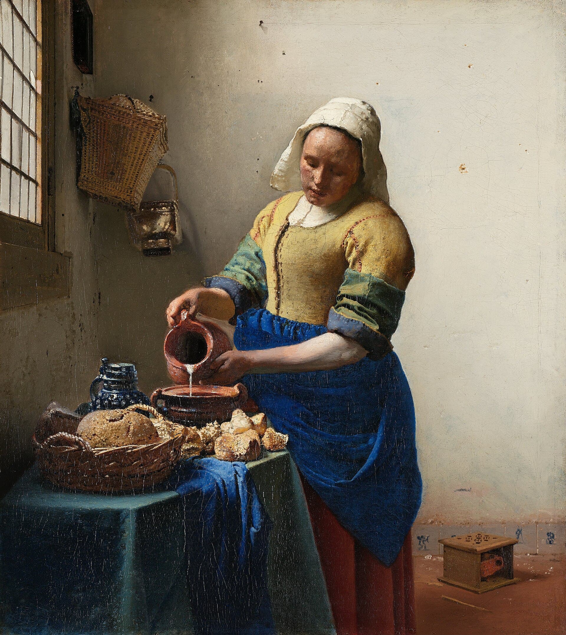 Johannes Vermeer, La Laitière : une femme verse du lait à la lumière d'une fenêtre, tablier bleu outremer