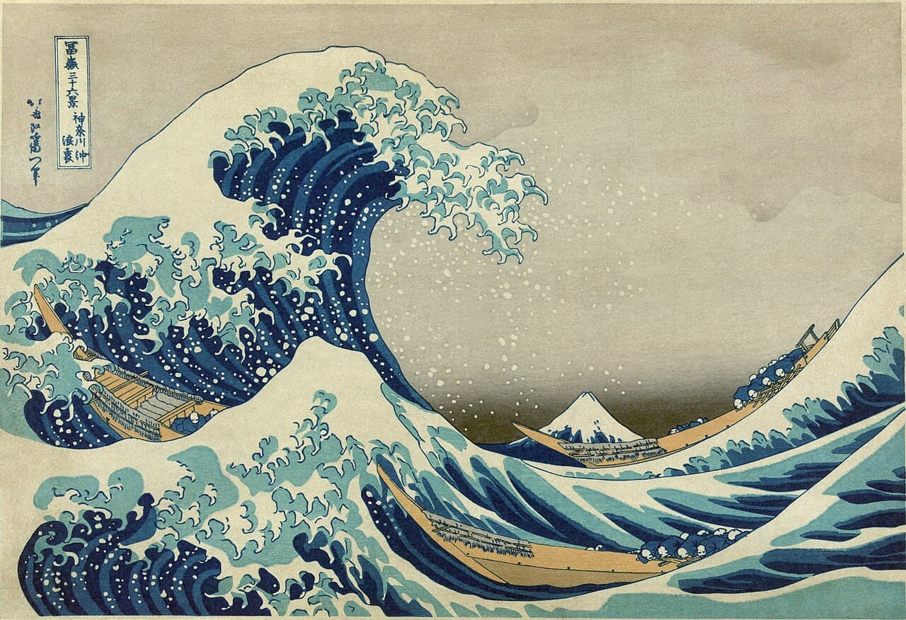 La Grande Vague de Kanagawa par Hokusai : une immense vague bleue aux crêtes d'écume comme des griffes s'abat sur trois barques de pêcheurs, tandis que le mont Fuji, minuscule, se dessine au creux de la vague.